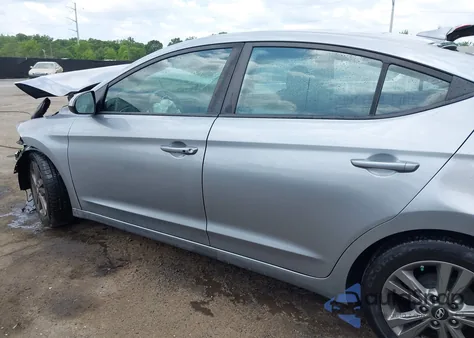 2017 Hyundai Elantra Value Edition z USA, uszkodzony, nr VIN 5NPD84LF4HH207202